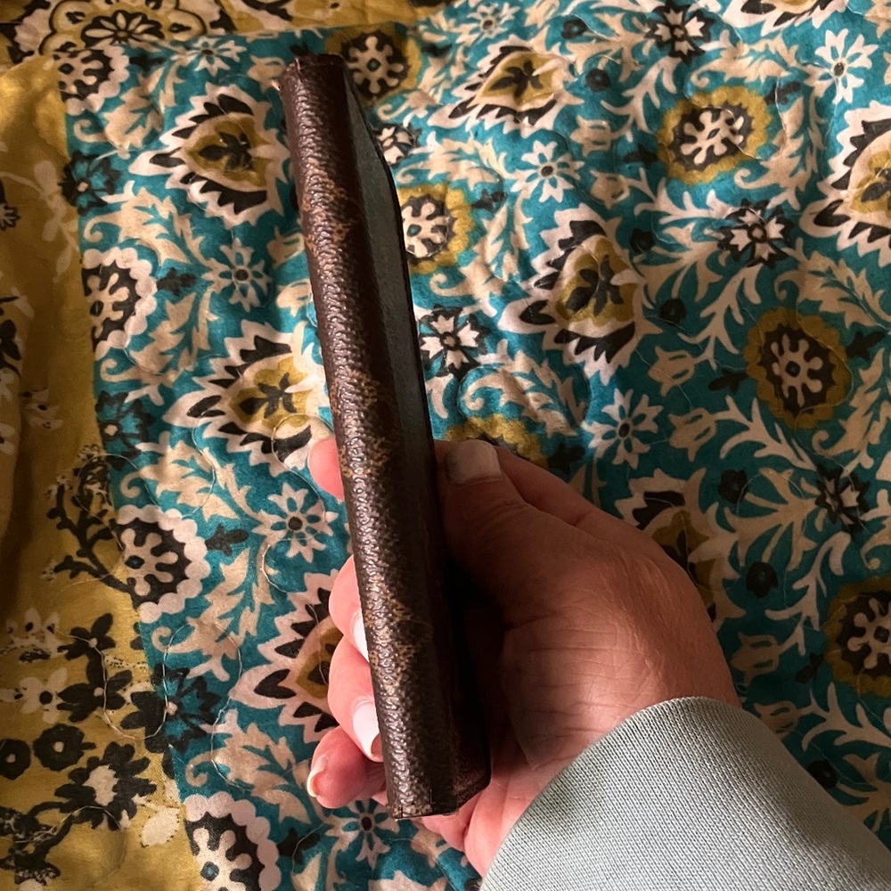 Louis Vuitton Brown Monogram Authentic 💯
Fits a 2020 or 2022 Iphone - Picture 3 of 5